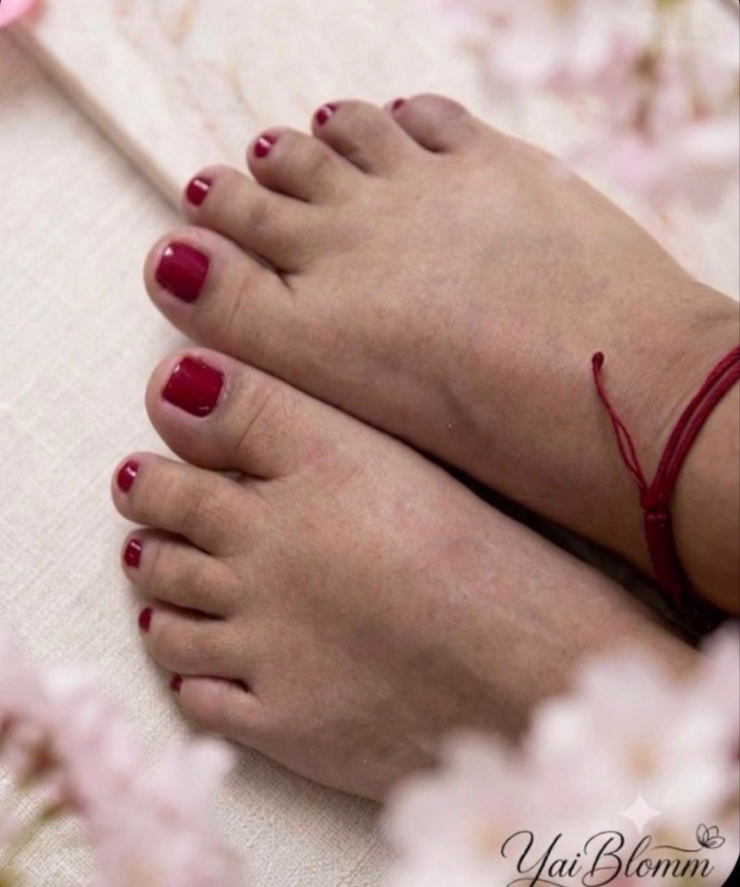 Gepflegte Füße mit rotem Nagellack