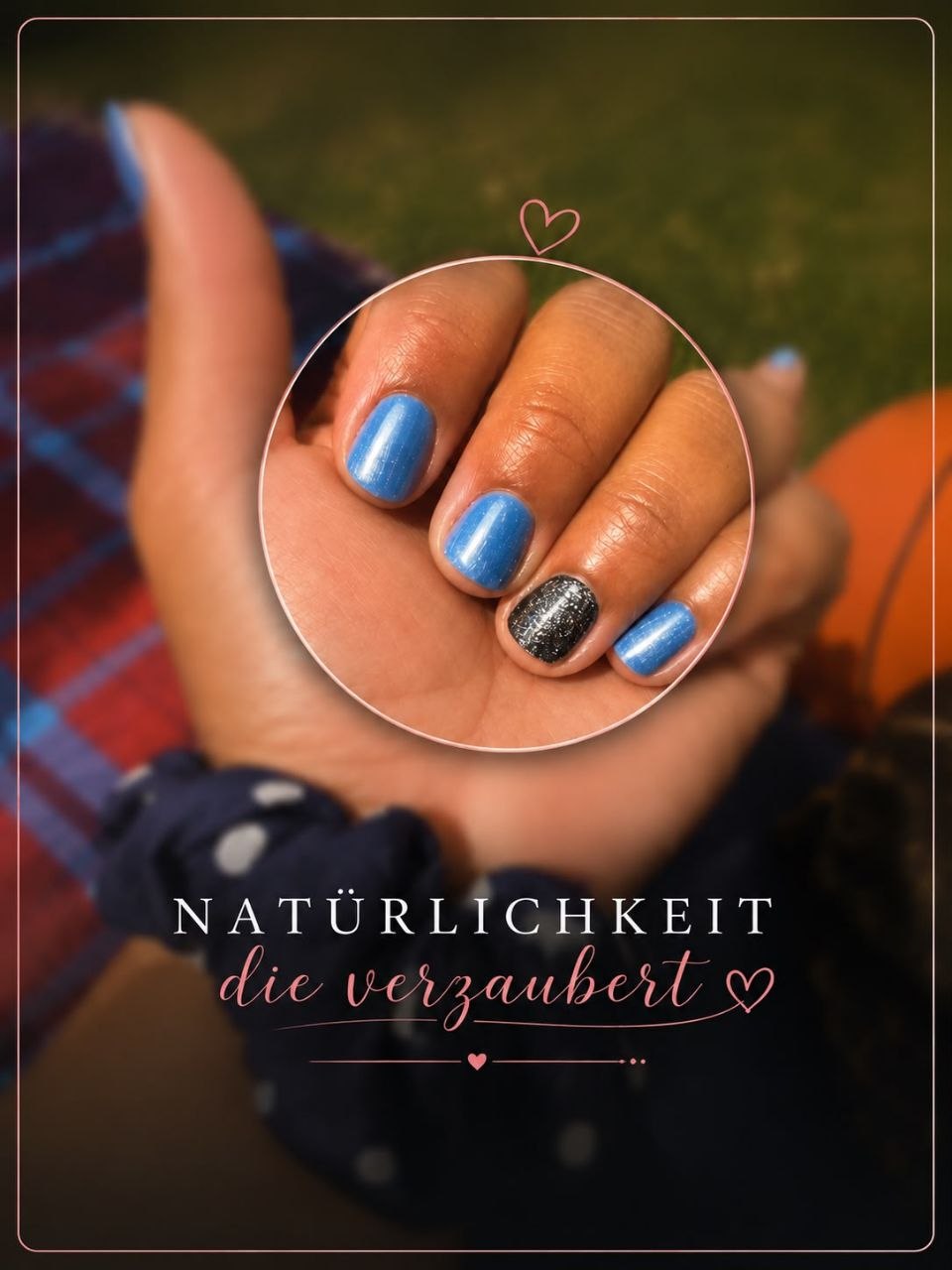 Maniküre mit blauem Lack und schwarzem Akzentnagel