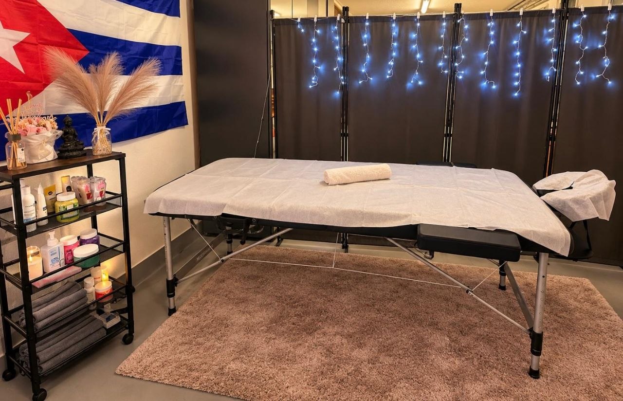 Massageliege im Behandlungsraum von Yai BloomNails
